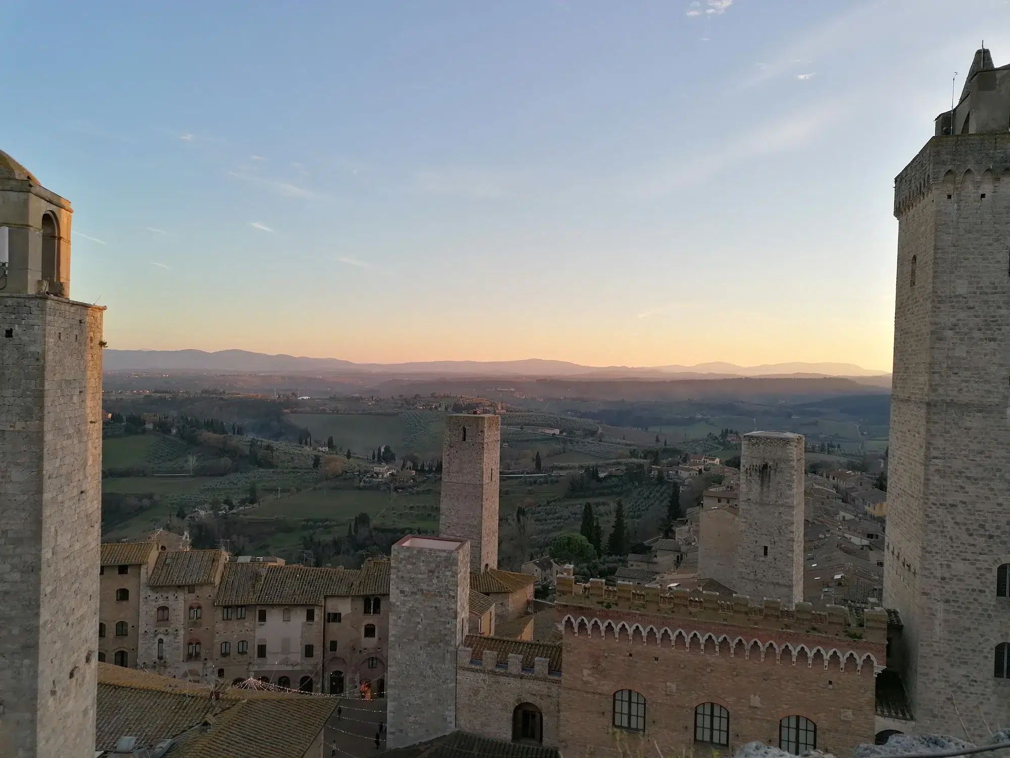 Coucher de soleil en haut d'une tour de San Gemignano